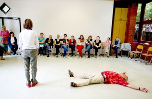 Theaterwerkstatt - Mann spielt toten Hasen vor Gruppe