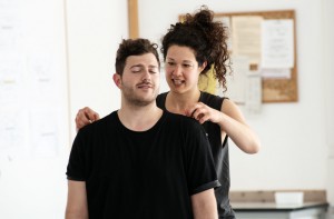 Grundausbildung Theater- und Spielberatung. Kursteilnehmerin und Kursteilnehmer machen eine Übung