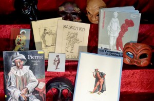 Bücher und Masken der Commedia del arte