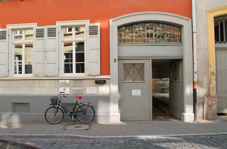 Eingang Bienenstraße der Theater- und Beratungsstelle