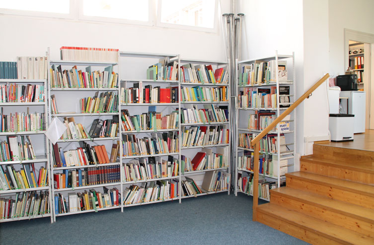 Regale in der Bibliothek Theater- und Beratungsstelle